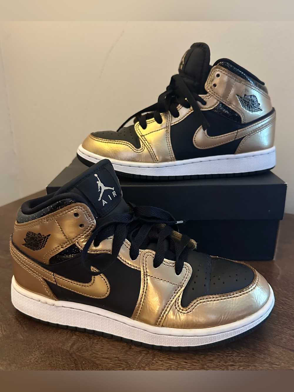 Nike Air Jordan 1 Mid DR6967-071 Size 4Y Metallic Gold Black Kids Shoes Sneakers
